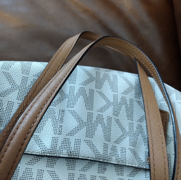 Michael Kors Large Monogrammed Tote - Picture 4 of 6